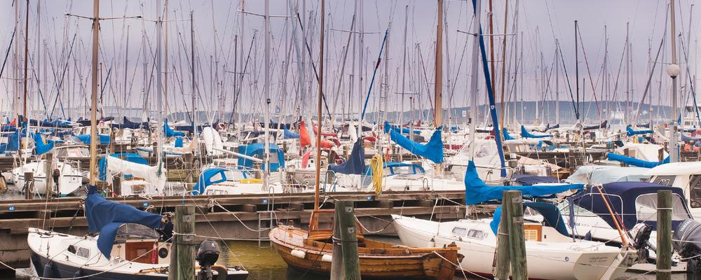 Fritidsbåtar vid brygga i hamn