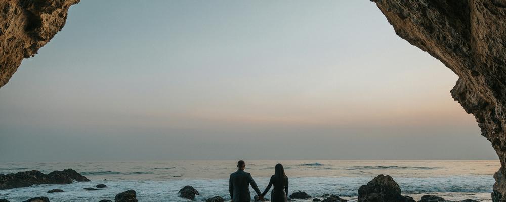 Man och kvinna på strand
